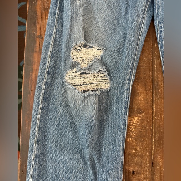 Levi’s Ribcage Ripped Ankle Straight Leg Jeans - Picture 5 of 11